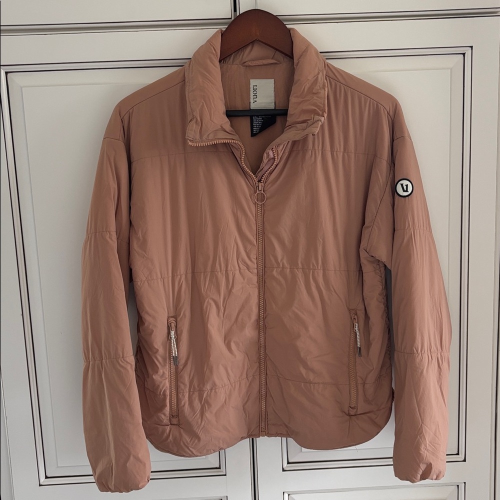 Vuori Women's Puffer Jacket in Tan